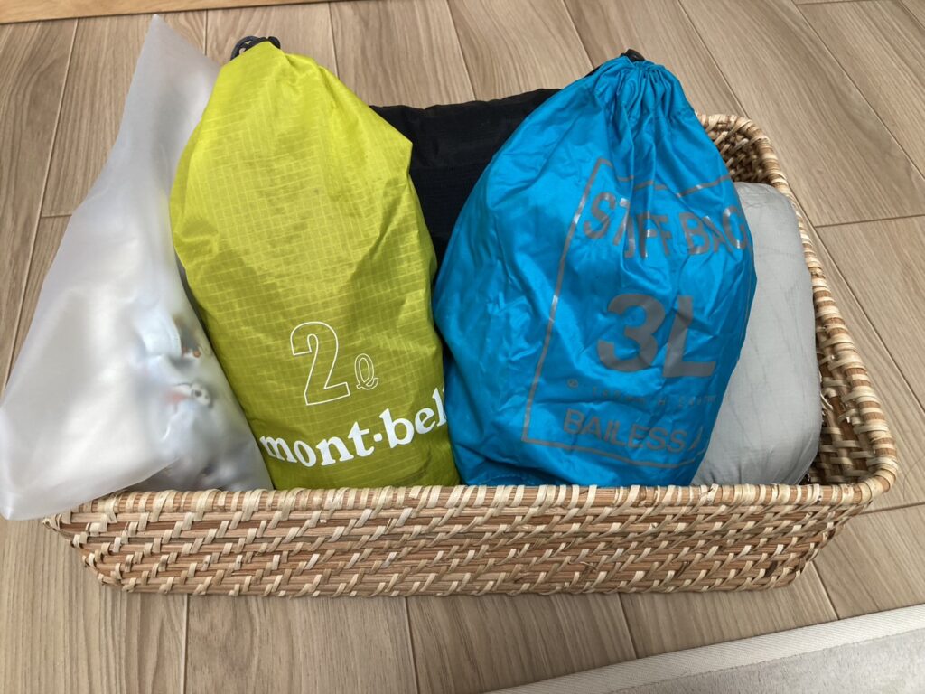 スタッフサックをかごに収納しているところ