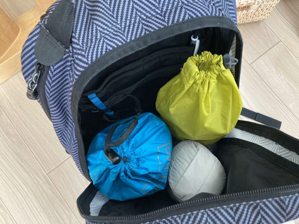 スタッフサックをリュックに収納。ポンポン入れるだけで視認性も取り出しやすさも良好。