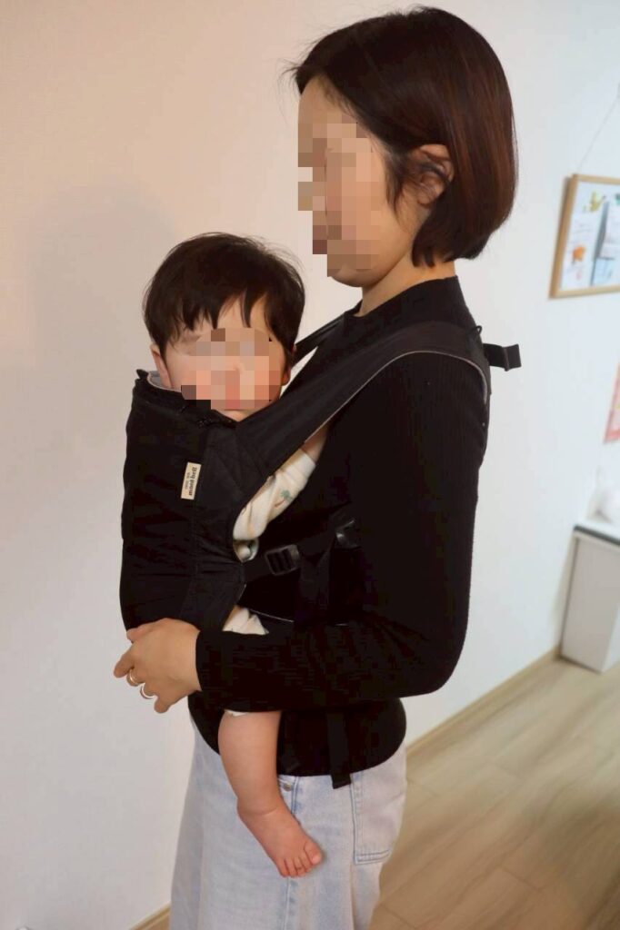 モンベルのポケッタブルベビーキャリア装着中。抱き心地も良い。