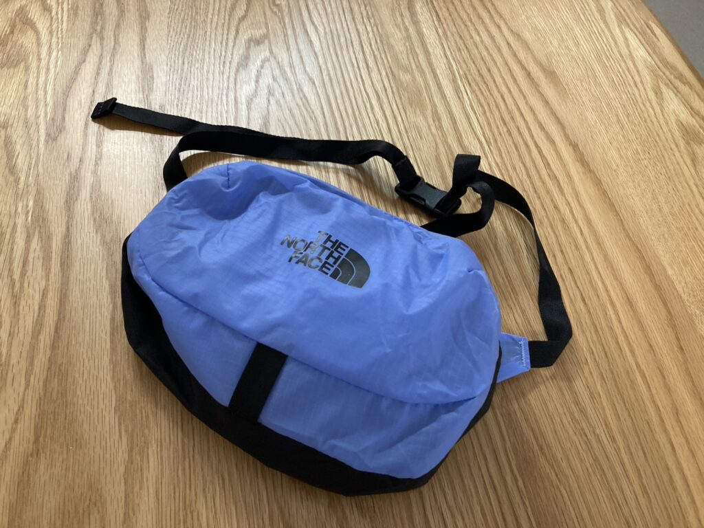 メイフライヒップポーチ。床置き。